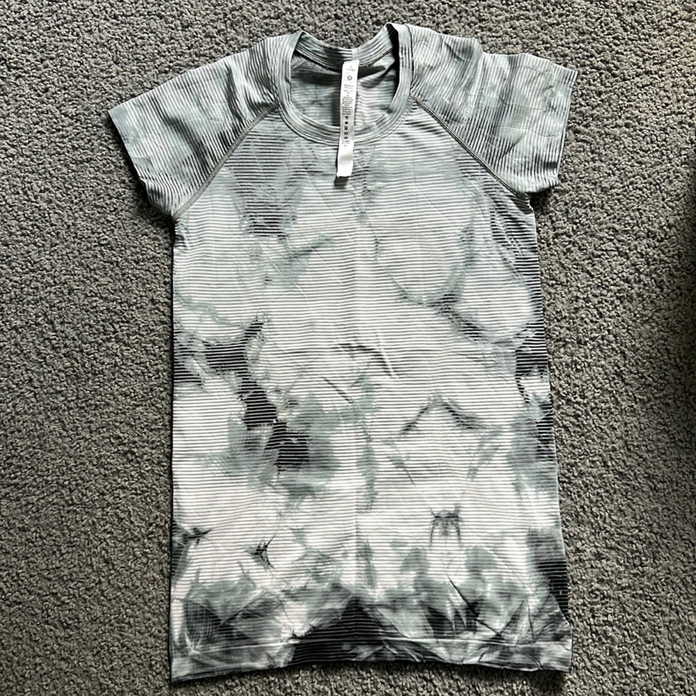 Lululemon Run Swiftly Tech women’s shirt size 6